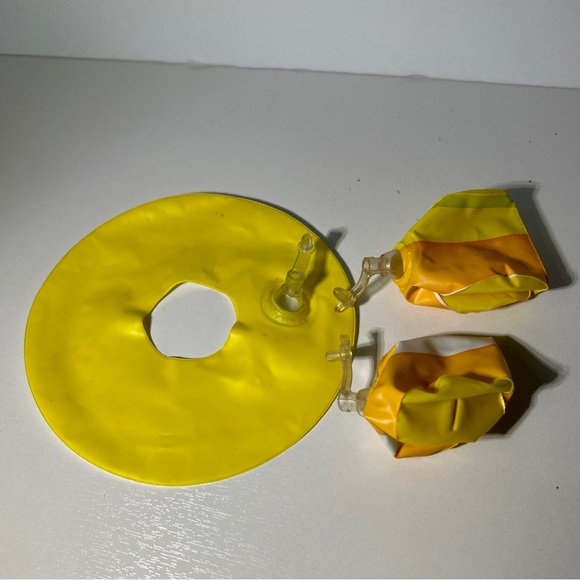 Barbie Pool Party Lot Floating Yellow Pool And Mats Beach Balls Vintage - Picture 3 of 5